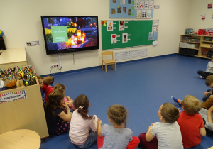01 Dzieci oglądają prezentację